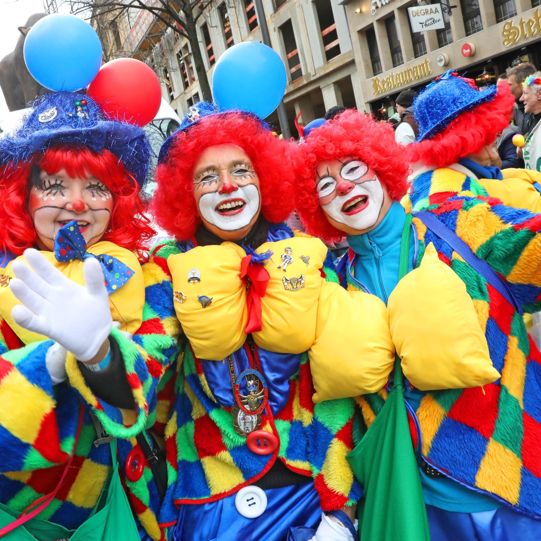 Schunkelnde Clowns Bunte Perücken, Luftballons