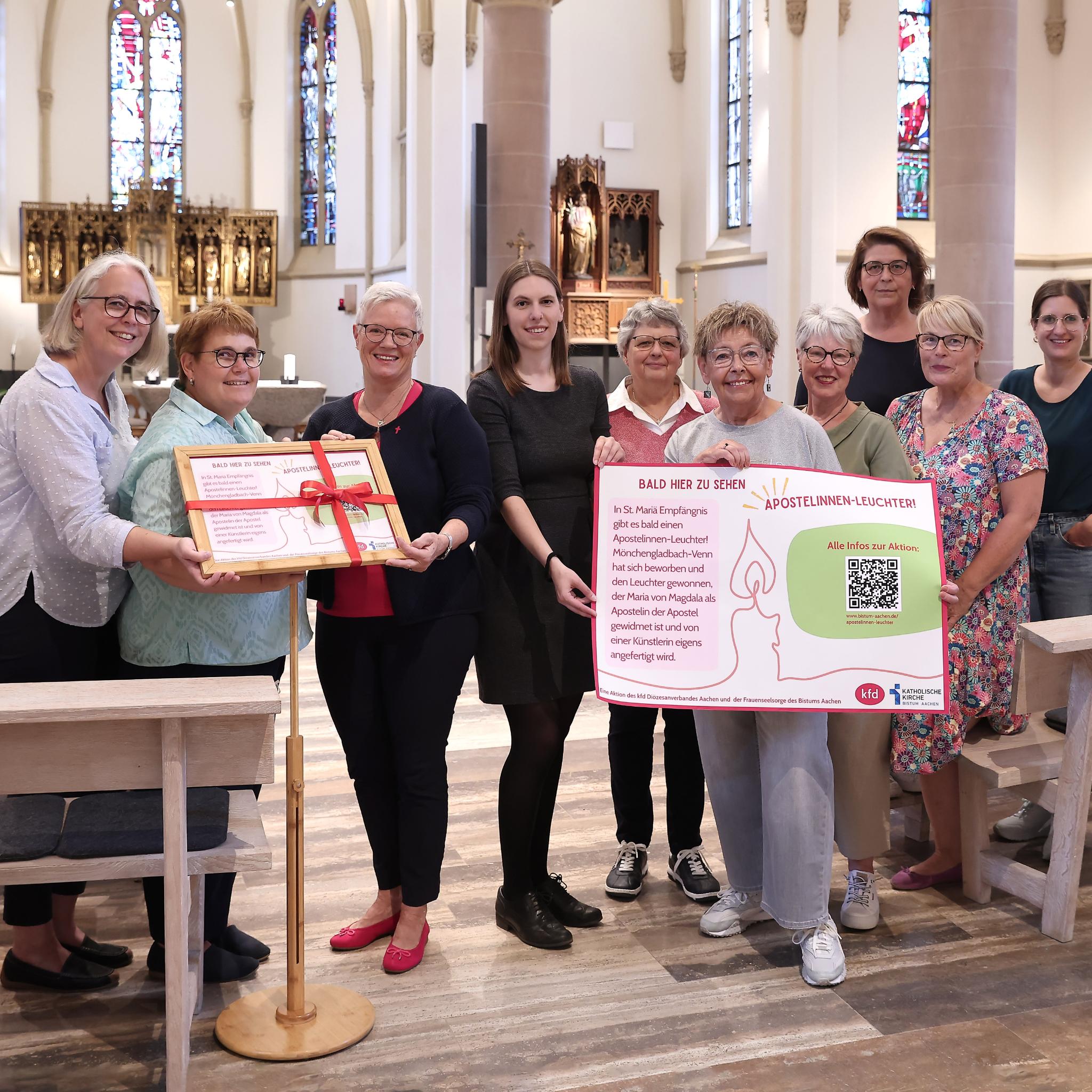 Freuen sich, dass es in St. Maria Empfängnis Venn bald einen Apostelinnenleuchter gibt: (v.l.) Gemeindereferentin Manuela Thies-Diekamp, Praktikantin Astrid Köhler, Gabriele Vogt (kfd Leitungsteam, KlarText, Frauentreff), Madeleine Helbig-Londo (Frauenseelsorge im Bistum Aachen), Angela Hillekamp (kfd Leitungsteam), Inge von Wirth (KlarText, Frauentreff), Elke Aretz (kfd Leitungsteam, KlarText), Carmen Küster (KlarText, Frauentreff), Heike Scholten (KlarText, Frauentreff), Yasmin Raimundo (Geistliche Leitung des kfd Diözesanverbandes Aachen).