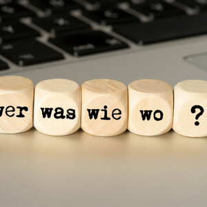 Würfel, auf denen Fragen stehen