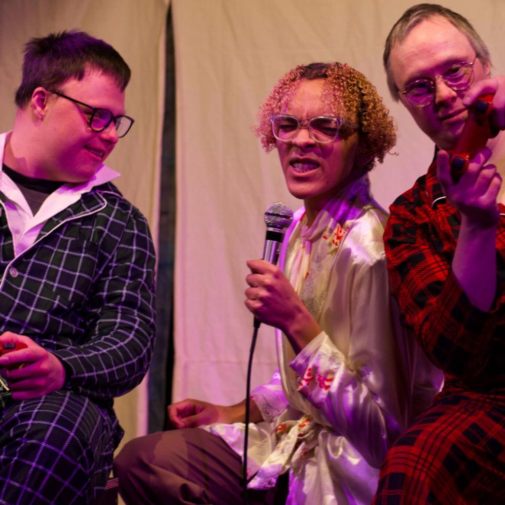 Bild von einer Theateraufführung, bei der Menschen mit und ohne Behinderung auf der Bühne sind