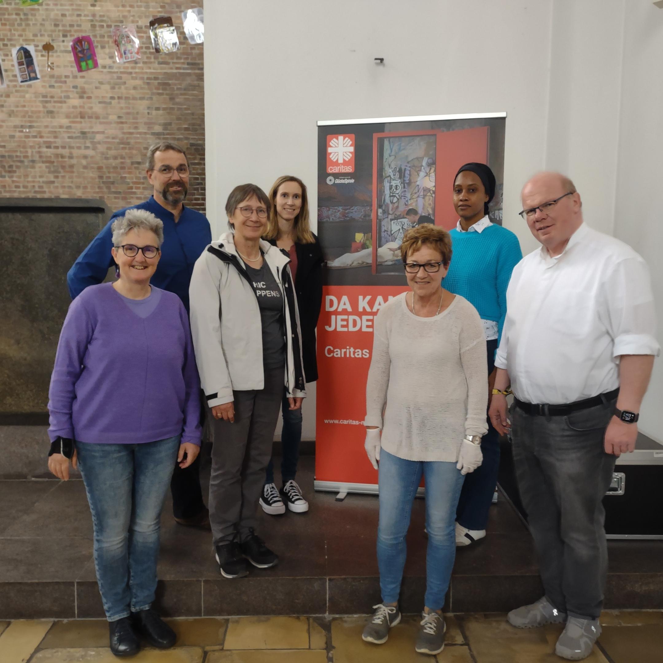 v.l.: Annette Diesler, Frank Seeger-Hupperten, Elisabeth Laumanns, Sandra Broich, Ulrike Sauer, Stephanie Mutesi, Regionalvikar Ulrich Clancett
