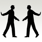 Scherenschnittartige Darstellung zweier Personen, die aufeinander zugehen, um sich die Hand zu reichen. Hinter sich werfen sie jeweils eine Waffe fort.