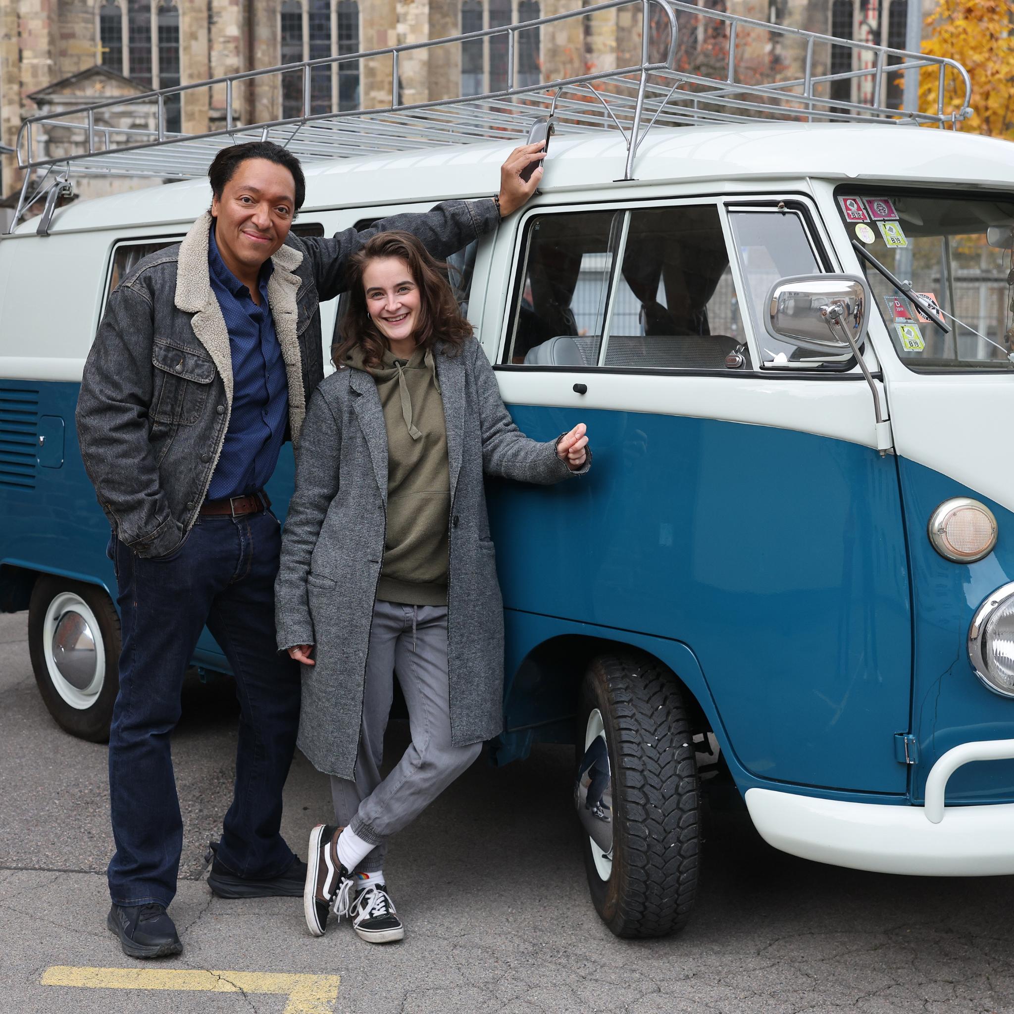 Felix Frenken und Lara Wolf bei den Dreharbeiten zur Weihnachtsgeschichte.
