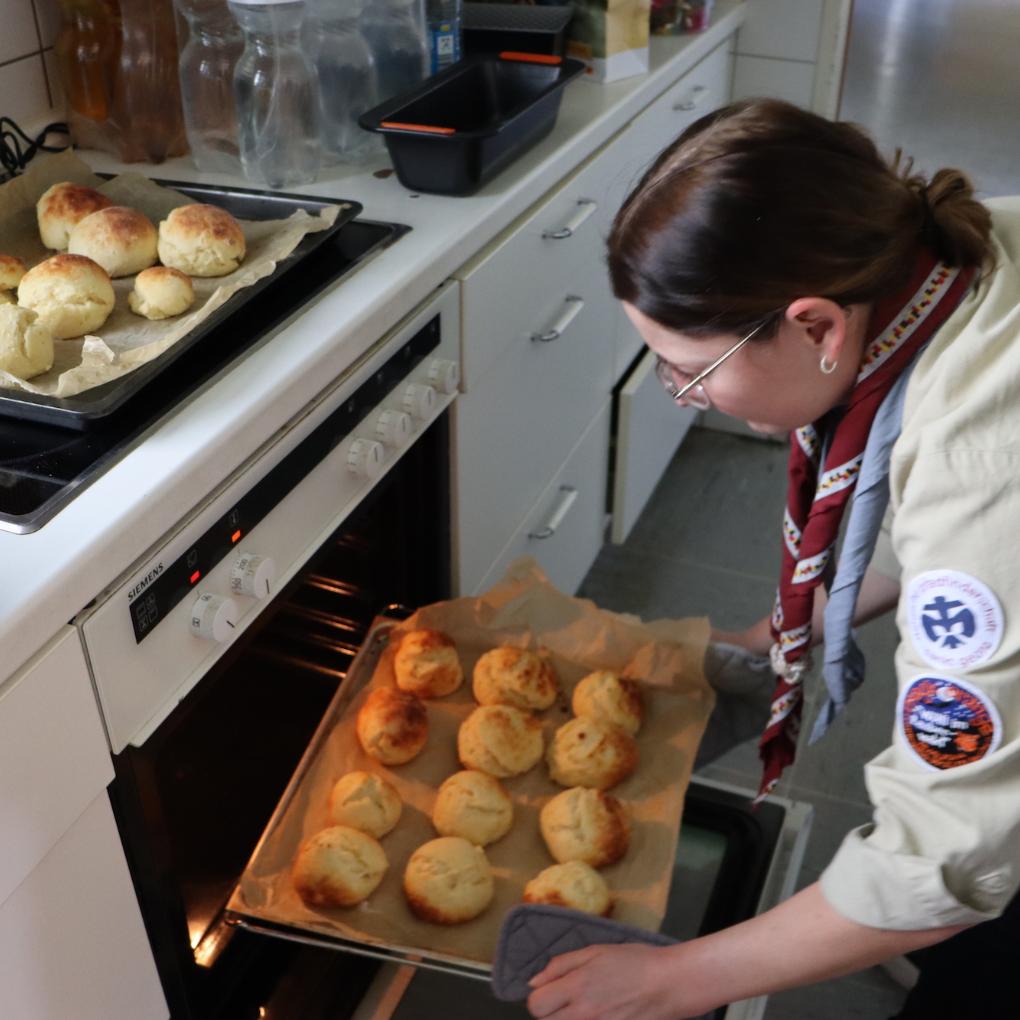 Bei der Brotback-Aktion der Messdiener und Pfadfinder gab es unter anderem Quark-brötchen.