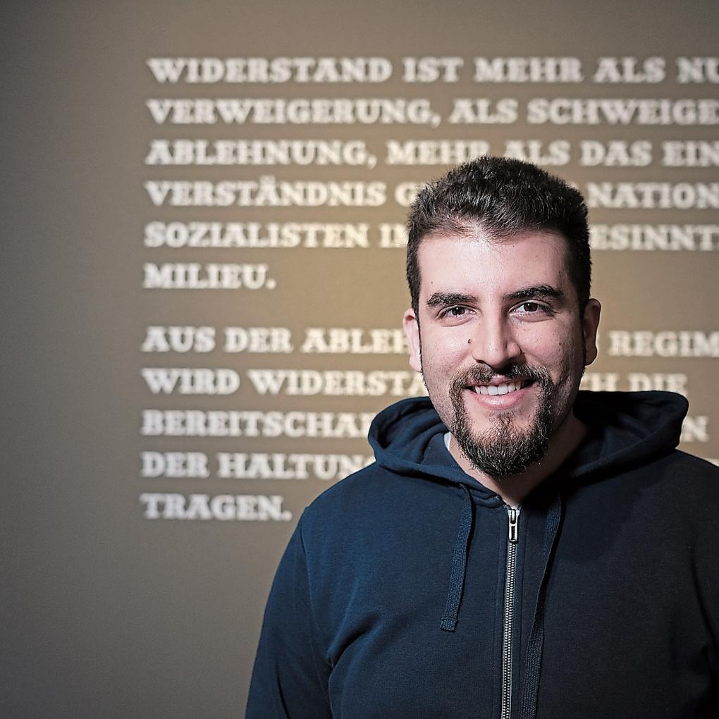 Burak Yilmaz wuchs in Duisburg-Marxloh auf und besuchte ein katholisches Gymnasium, ebenso wie die Koranschule. „Wir werden nicht als Antisemiten geboren, sondern dazu erzogen“, sagt der Autor.