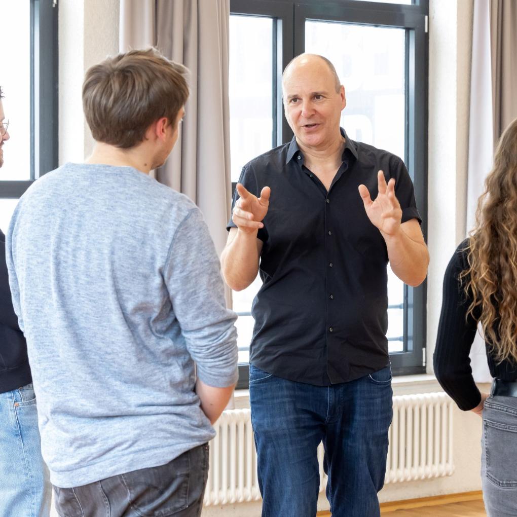 Professor Stephan Grigat im Austausch mit Studierenden. Er forscht zum Thema Antisemitismus und Rassismus an der Katholischen Hochschule Aachen.