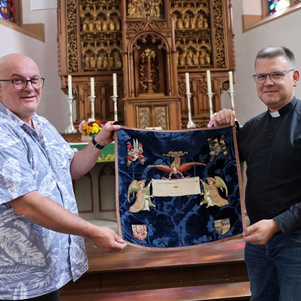 Mit der Erhebung und Verehrung des Abendmahlstuchs, gehalten von Markus Maria Schmitz und Pfarrer Andreas Züll, wird am Sonntag, 10. August, um 18 Uhr die Heiltumsfahrt eröffnet.