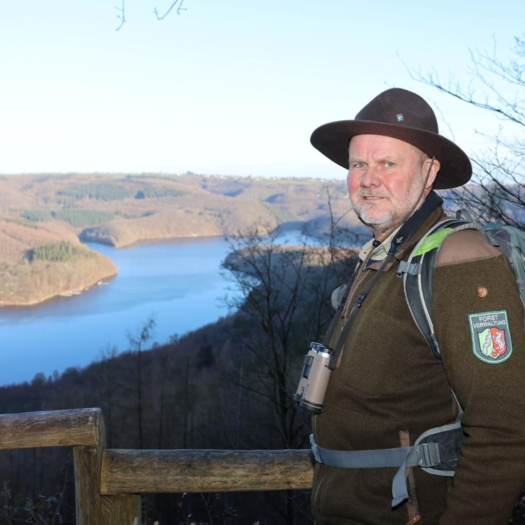 Für mich ist das der Traumberuf', sagt Rolf Jakobs. Er mag es, im Wald mit Menschen ins Gespräch zu kommen.