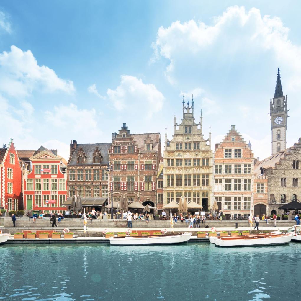 Gebäude entlang der Graslei, einem mittelalterlichen Hafen im historischen Zentrum von Gent.