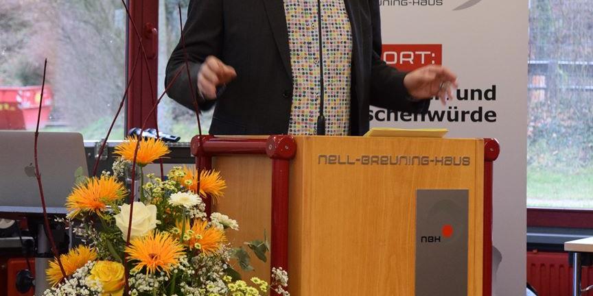 Hausleiter Dr. Manfred Körber begrüßt die Gäste