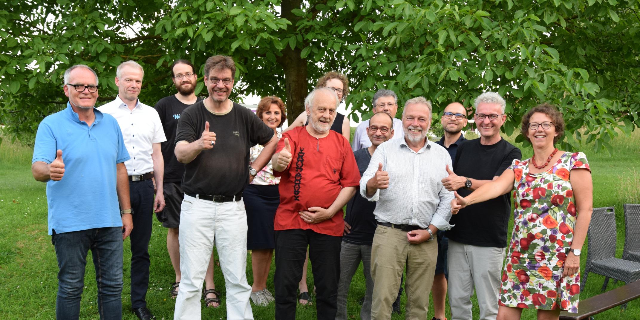 Nach getaner Arbeit: Daumen hoch! Die Gründungsmitglieder der GWÖ-Regionalgruppe mit den Geburtshelfern Martina Derichs (r.) und Bernd Bogert (4. v. r.).