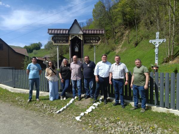 Gruppenfoto beim Besuch von Ust-Chorna.