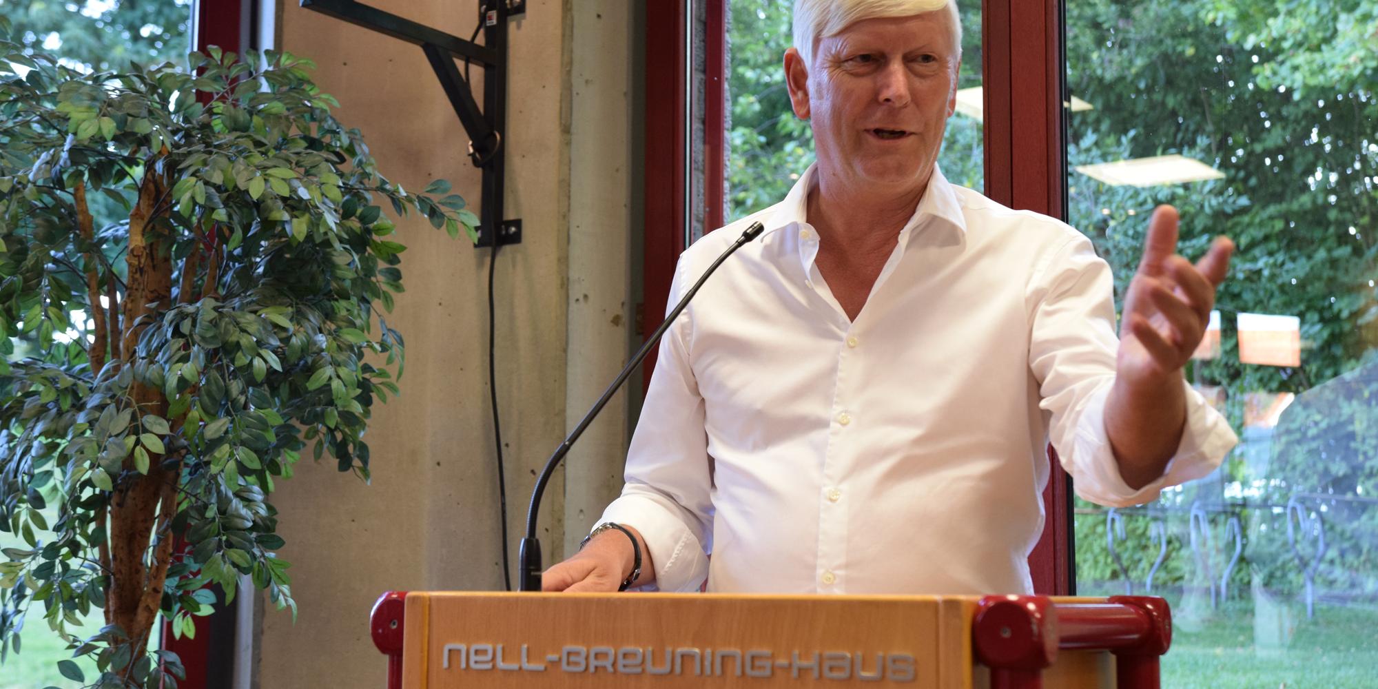 RWE-Chef Dr. Rolf Martin Schmitz zu Gast im Nell-Breuning-Haus