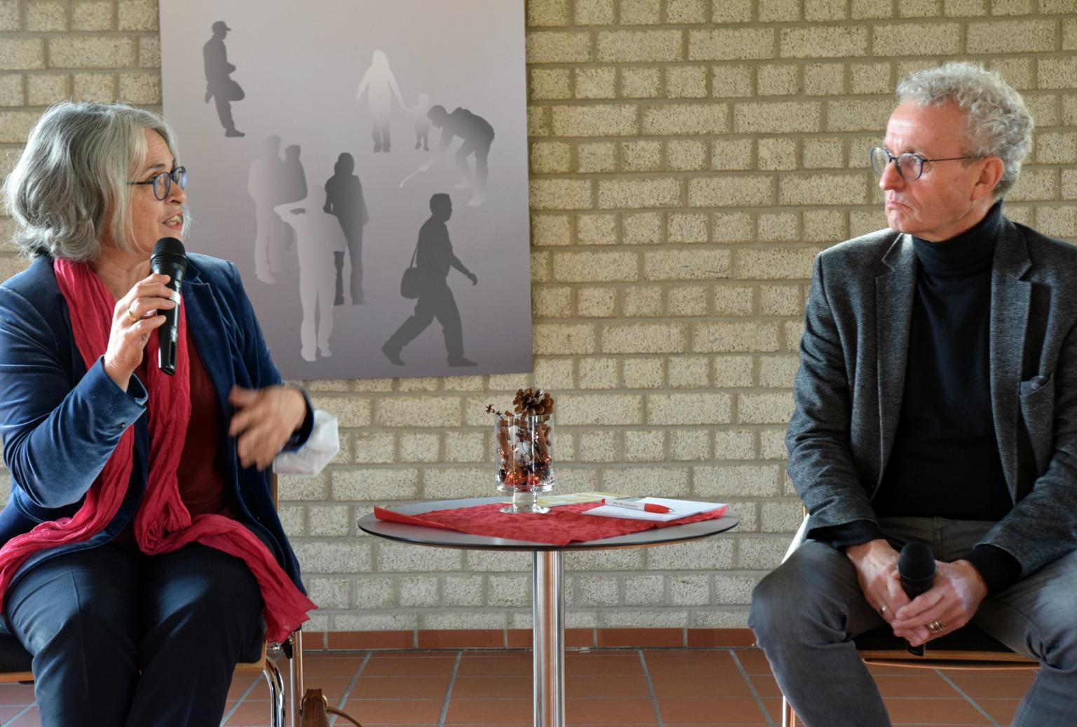 Zeitzeugin Christa Nickels im Gespräch mit Dr. Manfred Körber, Leiter des Nell-Breuning-Hauses (c) Th. H.