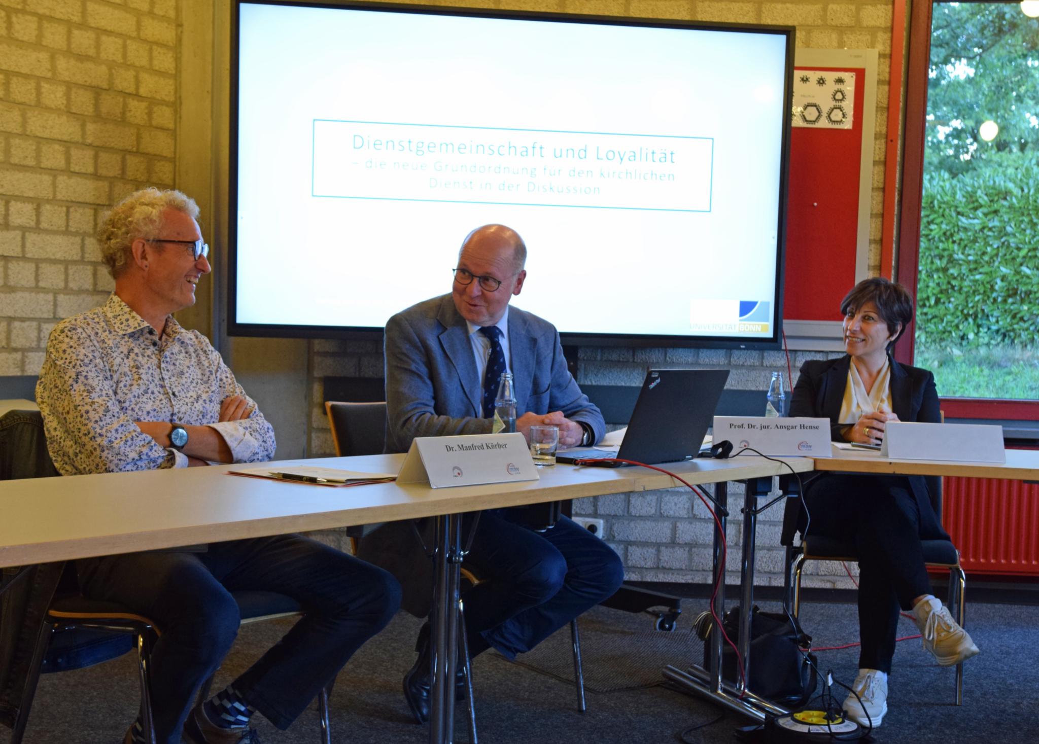 Dr. Manfred Körber (l.) im Austausch mit Prof. Dr. Ansgar Hense und Margherita Onorato-Simonis