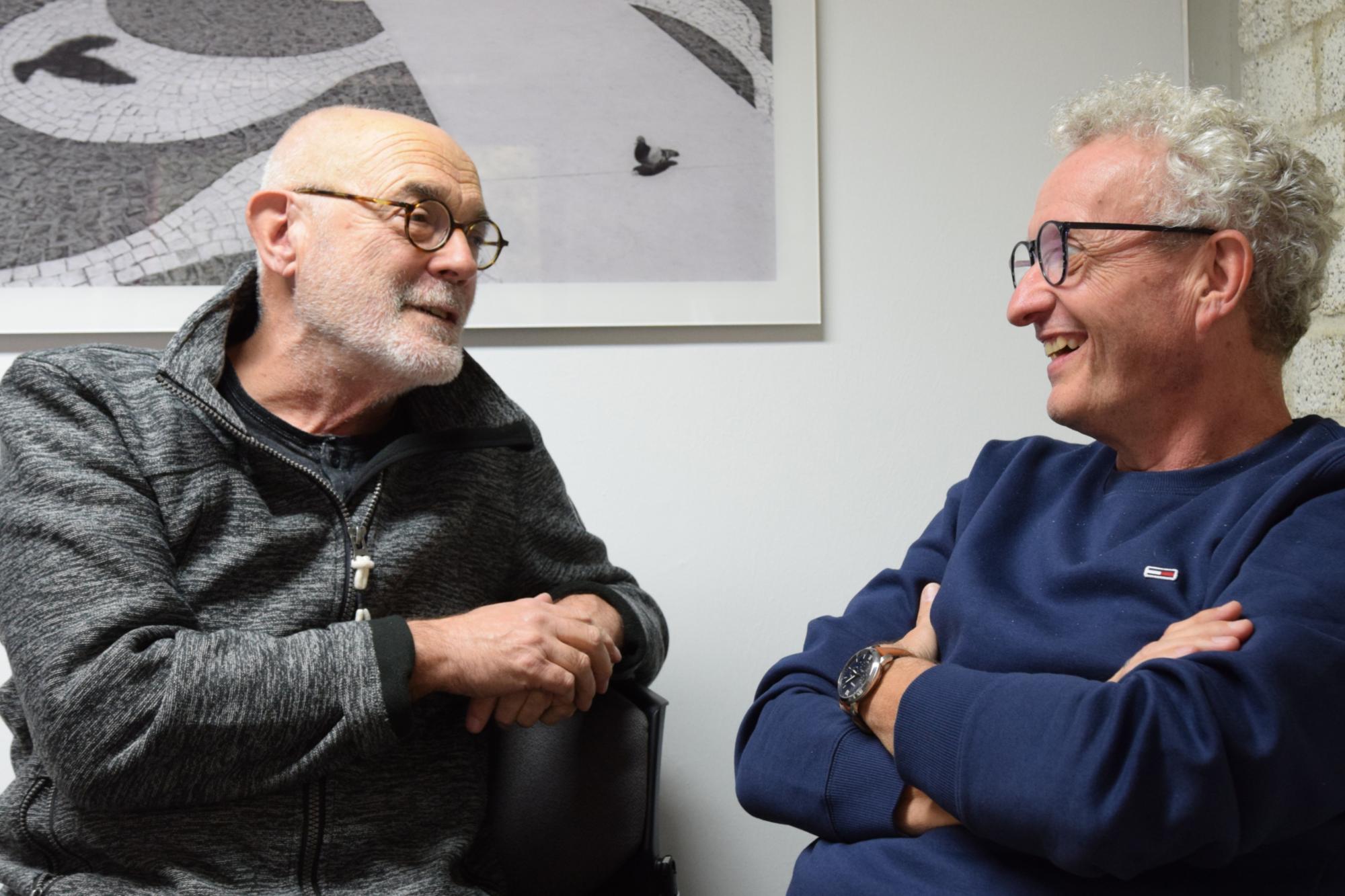 Zwei, die sich verstehen und einen Blick für den Strukturwandel in der Region haben: der Aachener Fotograf und Musiker Dieter Kaspari (links) im Gespräch mit Dr. Manfred Körber, Leiter des Nell-Breuning-Hauses.