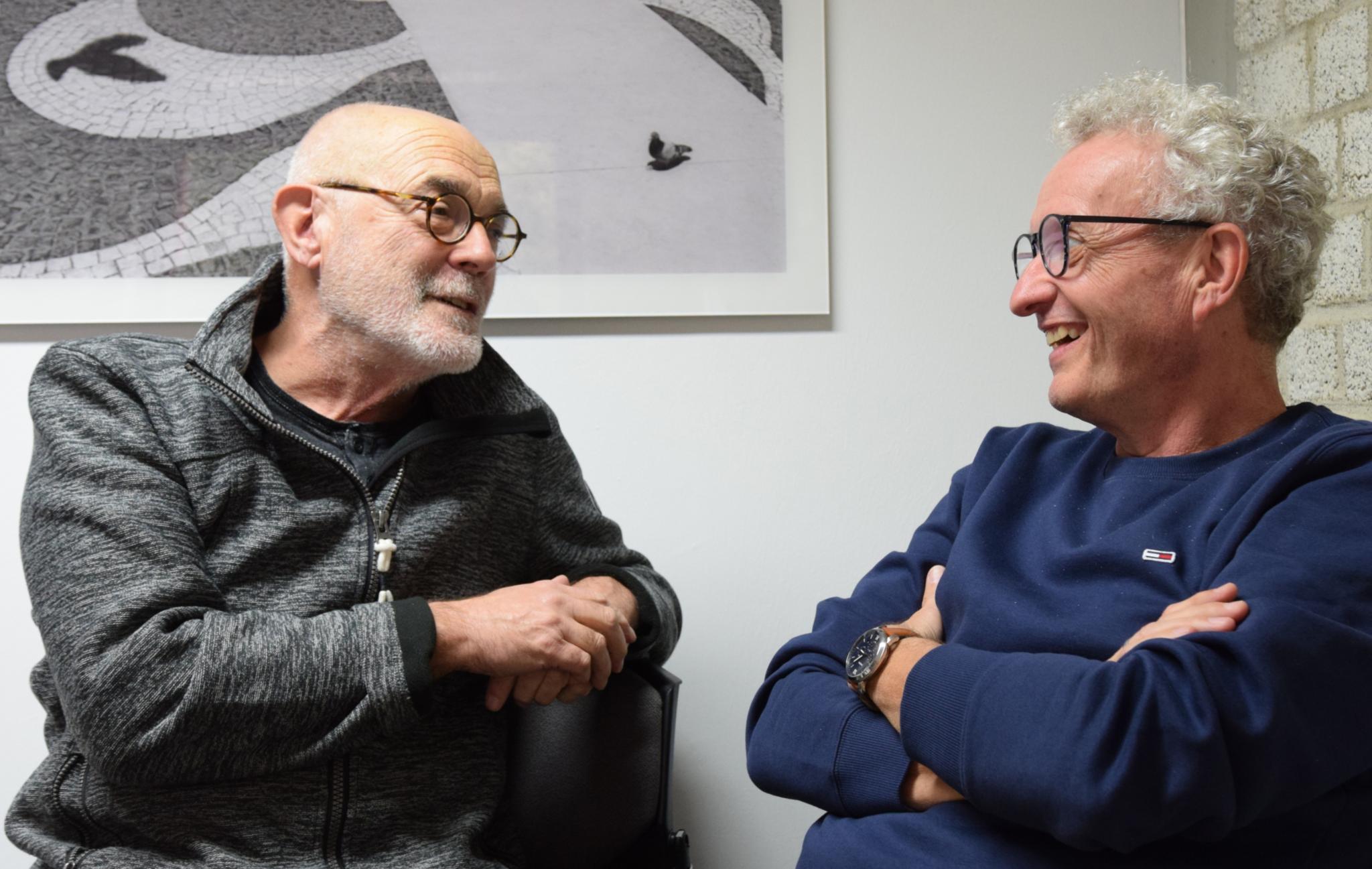 Zwei, die sich verstehen und einen Blick für den Strukturwandel in der Region haben: der Aachener Fotograf und Musiker Dieter Kaspari (links) im Gespräch mit Dr. Manfred Körber, Leiter des Nell-Breuning-Hauses.