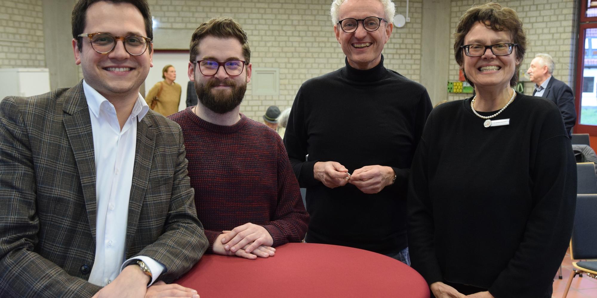 Entspannte Gesichter bei den Verantwortlichen kurz vor Beginn der Bürgerbeteiligung. Unser Bild zeigt von links nach rechts: Bürgermeister Dr. Benjamin Fadavian, Markus Hartmann, Dr. Manfred Körber und Dr. Christina Herrmann.