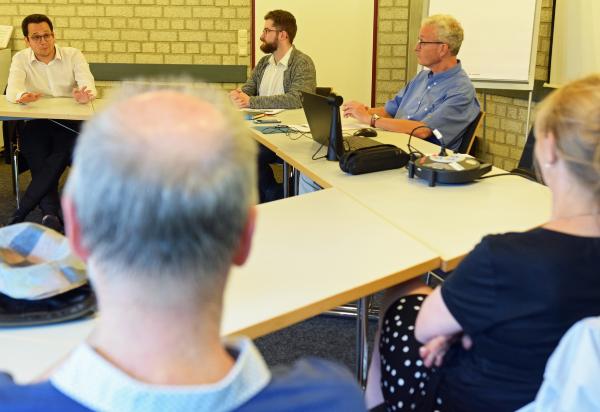 Angeregte Diskussion mit Bürgermeister Dr. Benjamin Fadavian (l.).