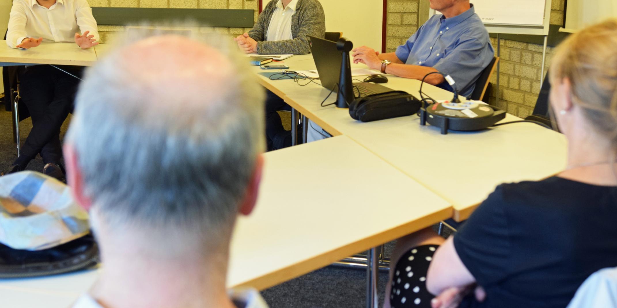 Angeregte Diskussion mit Bürgermeister Dr. Benjamin Fadavian (l.).