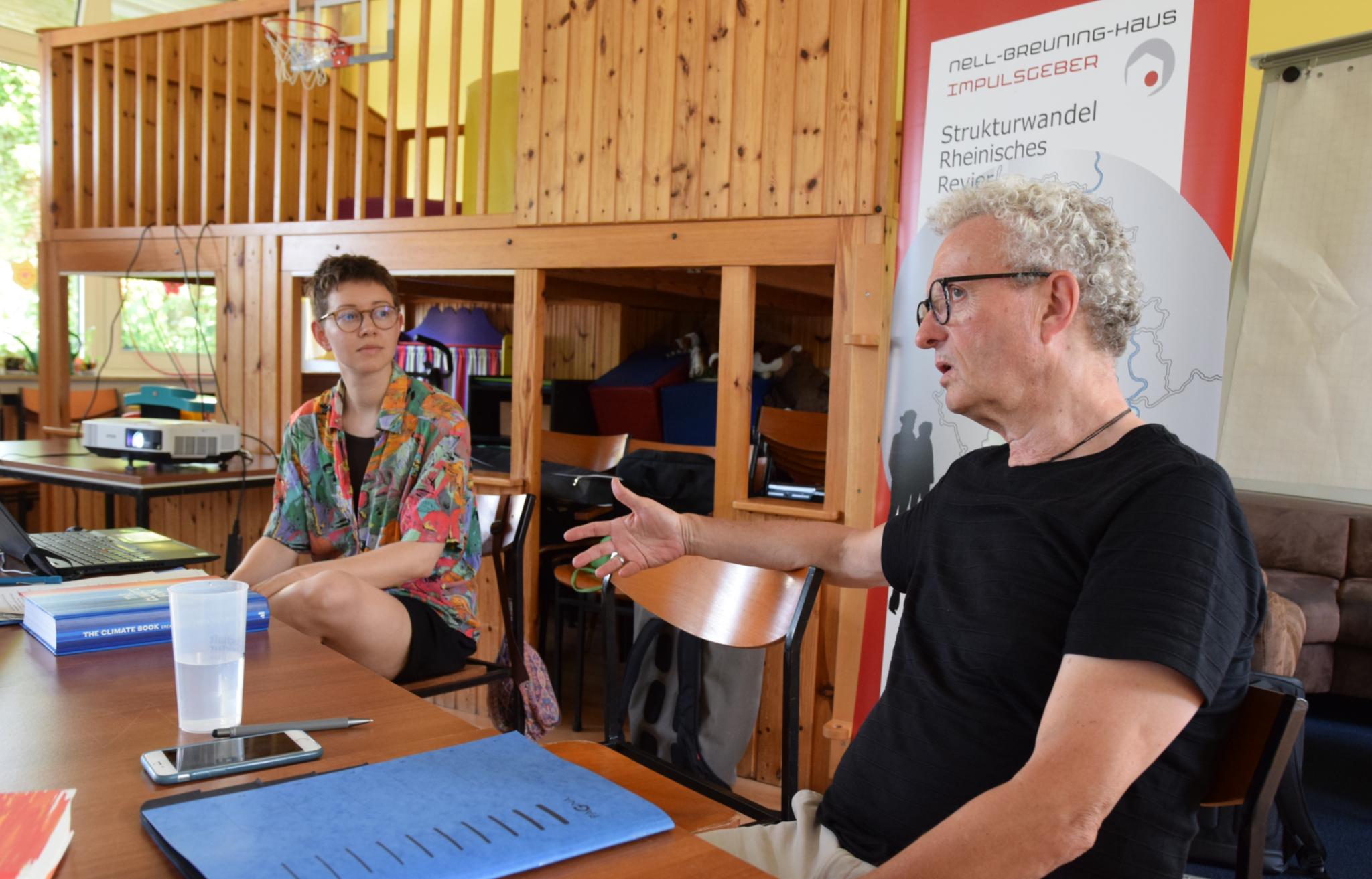 Dr. Manfred Körber (r.) und Chris Löw gestalteten in der früheren KiTa von Morschenich-Alt einen angeregten Austausch über Demokratie.