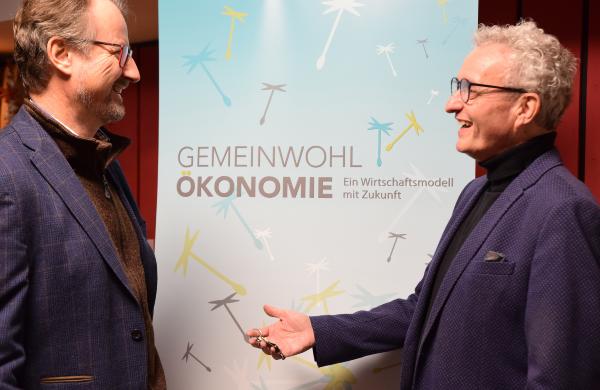 Gelöste Stimmung nach intensiven Beratungen: Auditor Armin Schmelzle (l.) wurde von Geschäftsführer Dr. Manfred Körber verabschiedet.