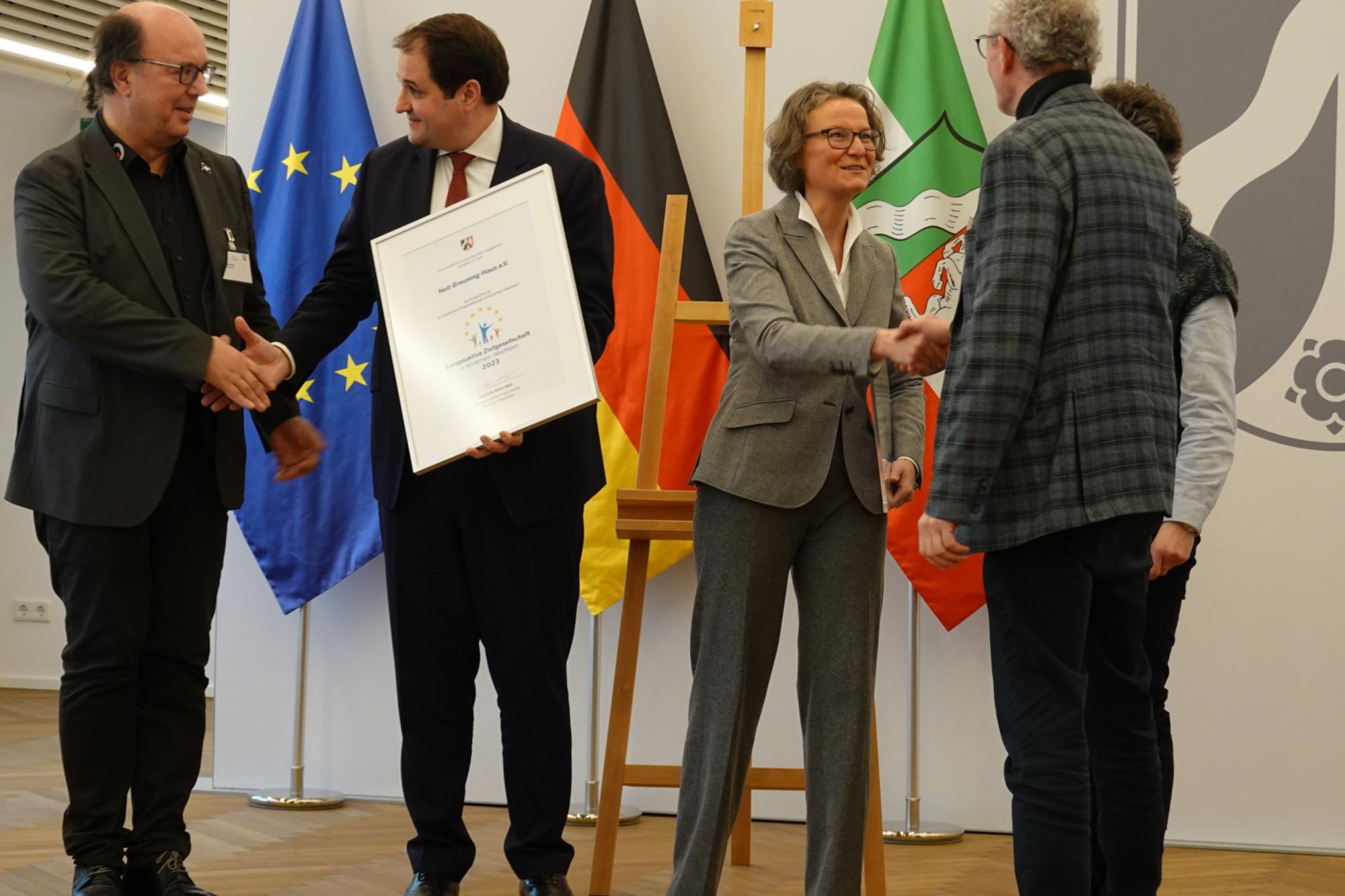Der Moment der Auszeichnung: Europaminister Nathanael Liminski und Kommunalministerin Ina Scharrenbach gratulierten und überreichten die Urkunde.
