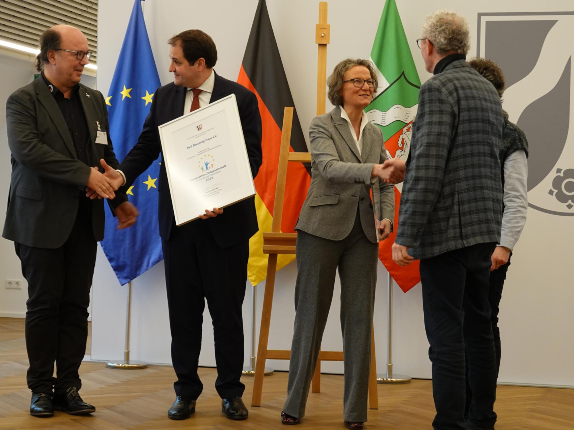 Der Moment der Auszeichnung: Europaminister Nathanael Liminski und Kommunalministerin Ina Scharrenbach gratulierten und überreichten die Urkunde.