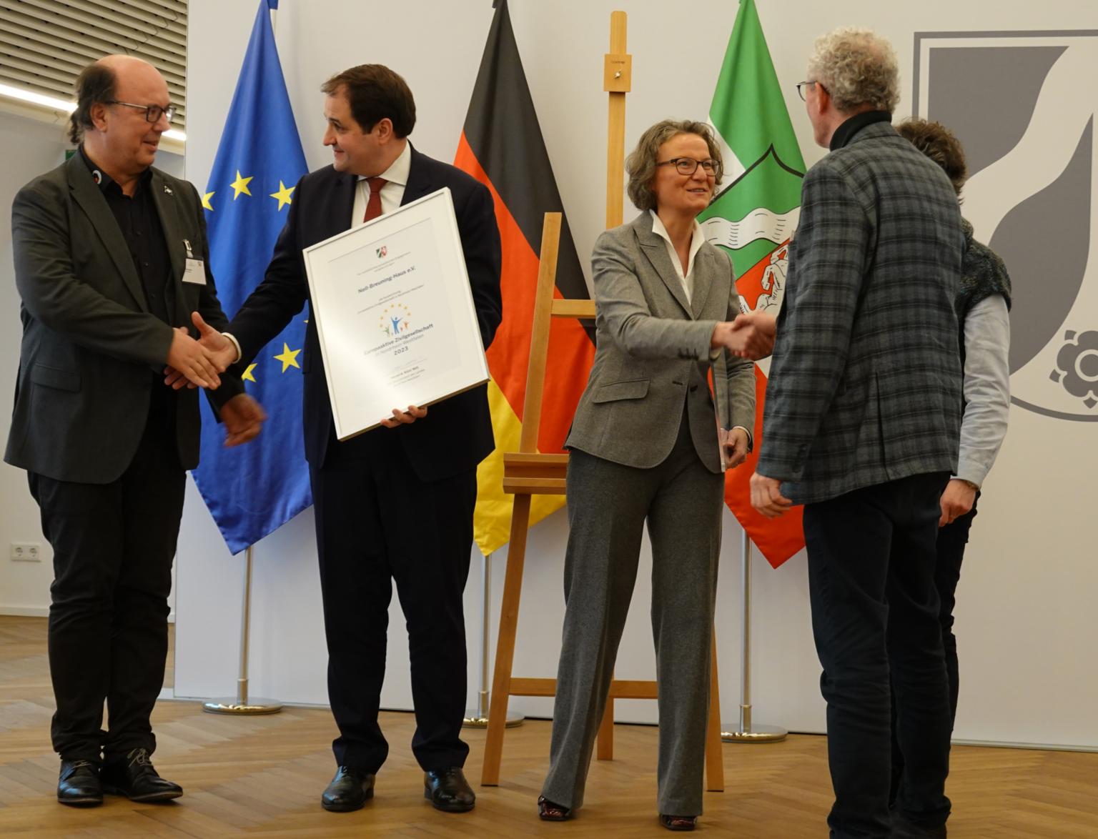 Der Moment der Auszeichnung: Europaminister Nathanael Liminski und Kommunalministerin Ina Scharrenbach gratulierten und überreichten die Urkunde. (c) Thomas Hohenschue