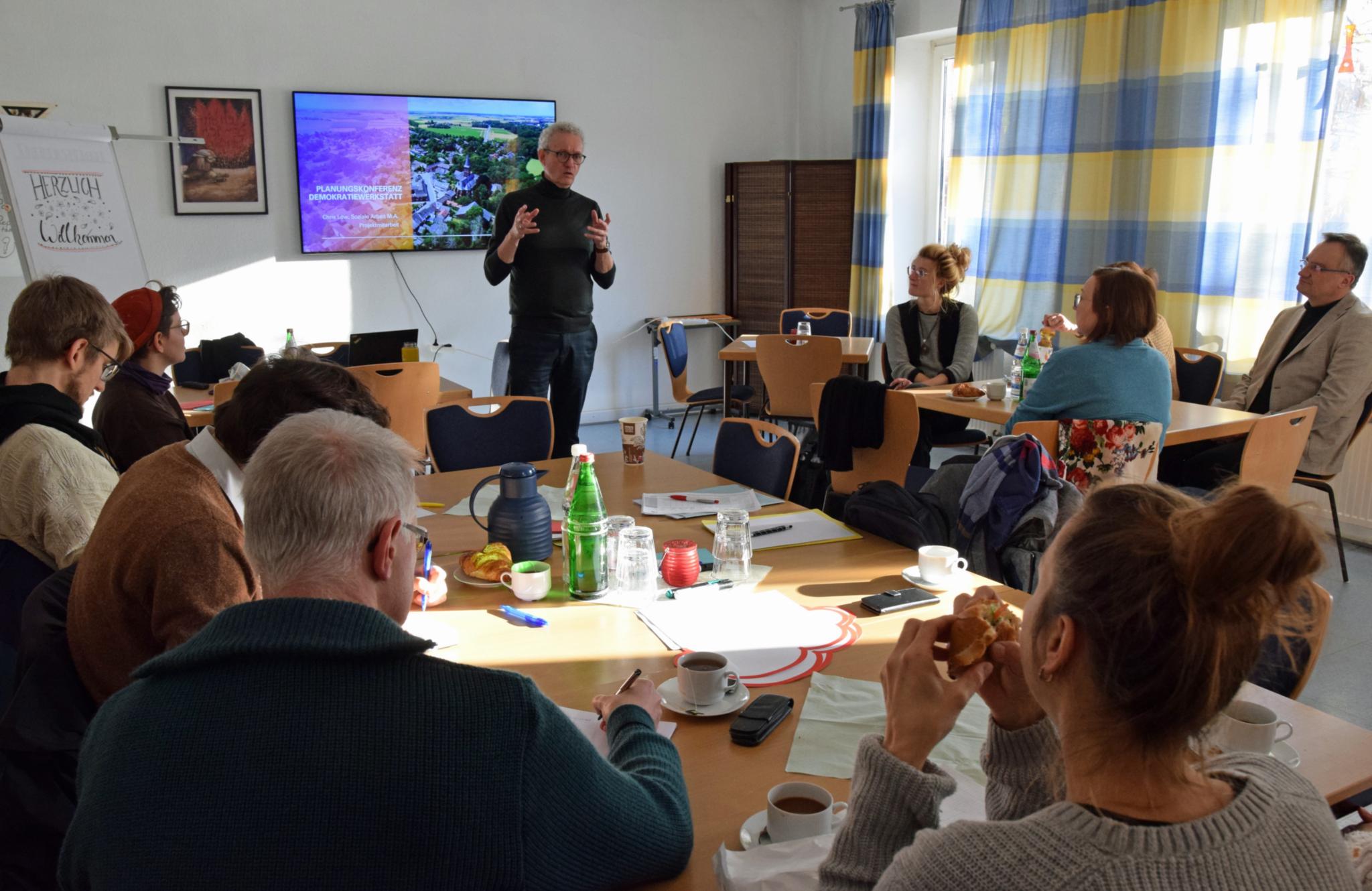 Dr. Manfred Körber, Leiter des Nell-Breuning-Hauses, begrüßte eine größere Zahl von Menschen aus Zivilgesellschaft, katholischer Kirche, weiteren Kooperationspartnern wie Landeszentrale für politische Bildung und Landschaftsverband Rheinland.