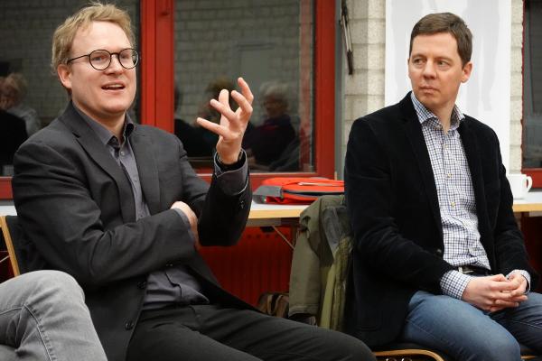 Jonas Hagedorn (l.), Sozialethiker aus Bochum, und Stefan Voges, Sprecher der Kommission.