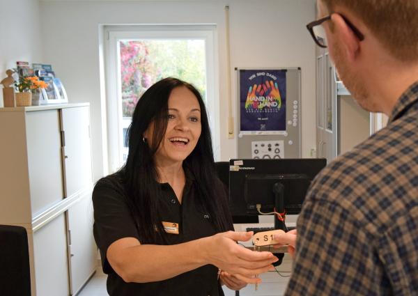 Conny Olschewski hat viel Spaß am Umgang mit den Gästen.