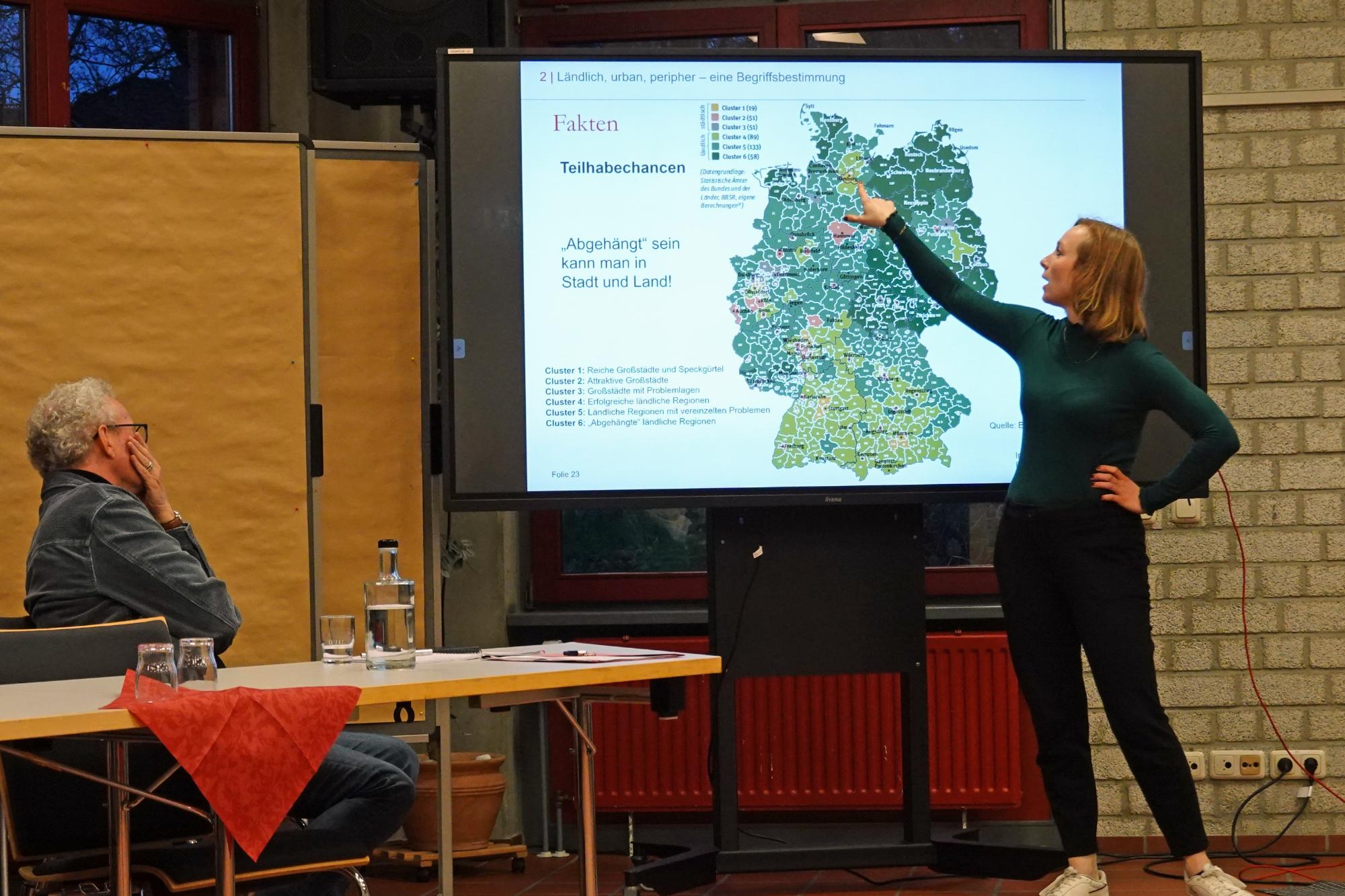 Dr. Theresa Bernemann zeigte vielschichtige Analysen dessen auf, was wir als ländlichen Raum verstehen.