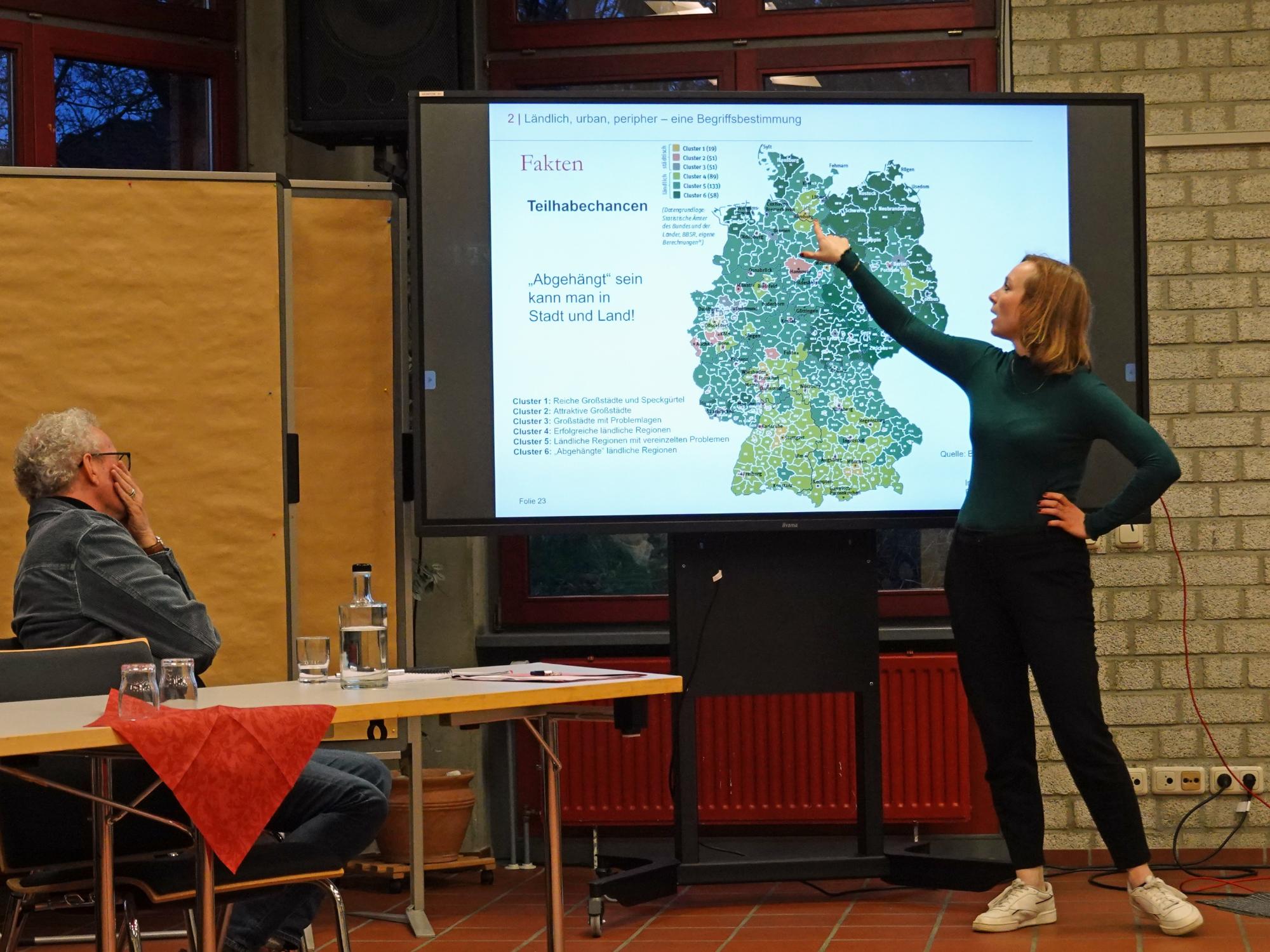 Dr. Theresa Bernemann zeigte vielschichtige Analysen dessen auf, was wir als ländlichen Raum verstehen.