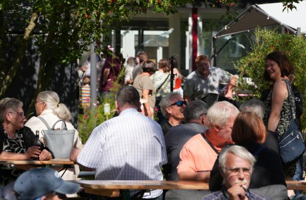 Menschen sitzen zusammen und reden miteinander.