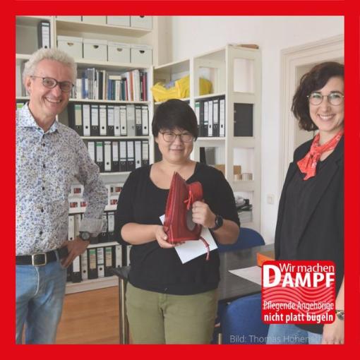 Übergabe des roten Bügeleisens an die SPD-Bundestagskandidatin Ye-One Rhie