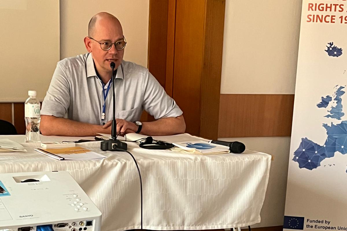 Ein Mann spricht am Mikro.