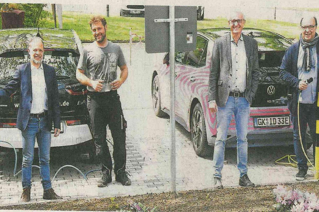 Stecker statt Zapfpistole: Rainer Rißmayer und Dr. Manfred Körber (v.r., beide Neii-Breuning-Haus) sowie Martin Holt-grewe und Rene Pätzold (v.l.) auf dem Parkplatz des Neii-Breuning-Hauses.