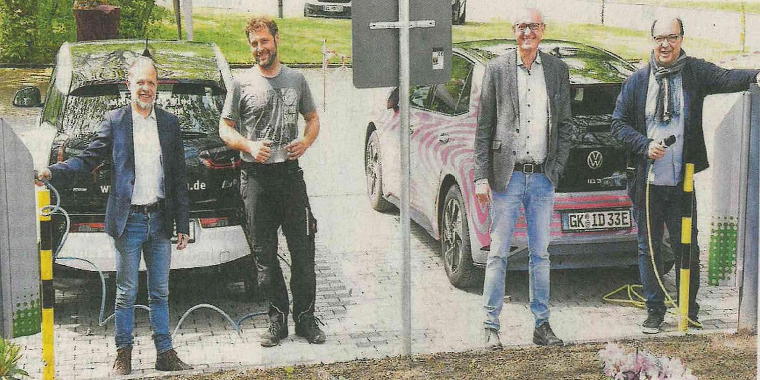 Stecker statt Zapfpistole: Rainer Rißmayer und Dr. Manfred Körber (v.r., beide Neii-Breuning-Haus) sowie Martin Holt-grewe und Rene Pätzold (v.l.) auf dem Parkplatz des Neii-Breuning-Hauses.
