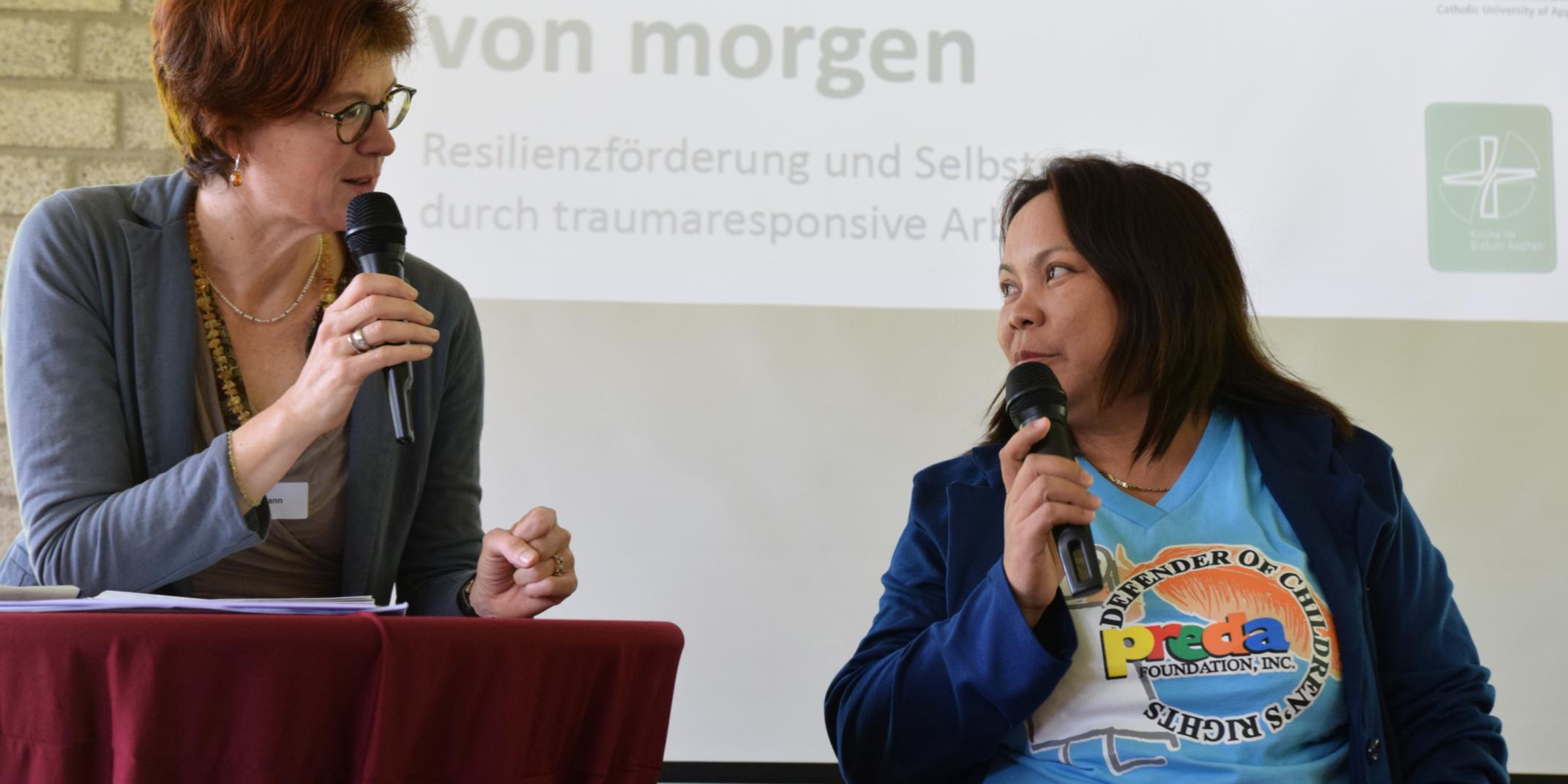 Anke Reermann, missio-Diözesanreferentin beim Bistum Aachen mit Marly Capio von der philippinischen Hilfsorganisation PREDA, welche Traumaarbeit mit Opfern sexueller Gewalt leistet.