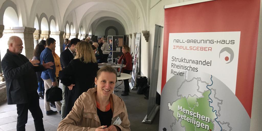Demokratiewerkstatt im Kreuzgang: Anna Haubold wirbt in der Abtei Brauweiler für die Beteiligung der Menschen am Strukturwandel.