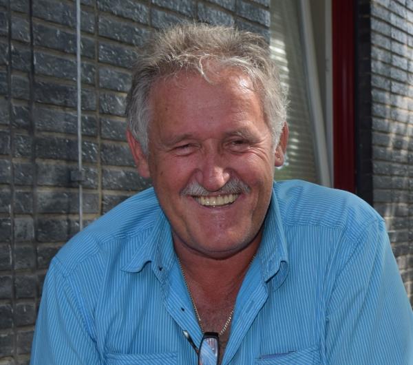 Ein Mann schaut lächelnd in die Kamera.