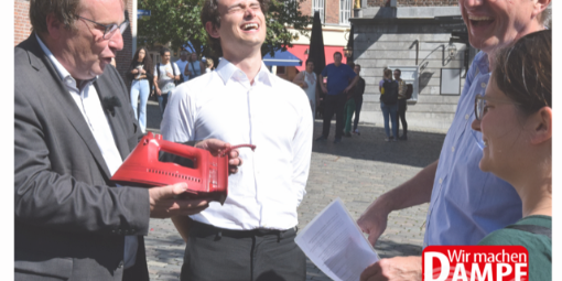 Übergabe des roten Bügeleisens an Oliver Krischer