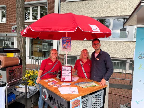 Stand mit Slush-Eis auf dem Feierabendmarkt