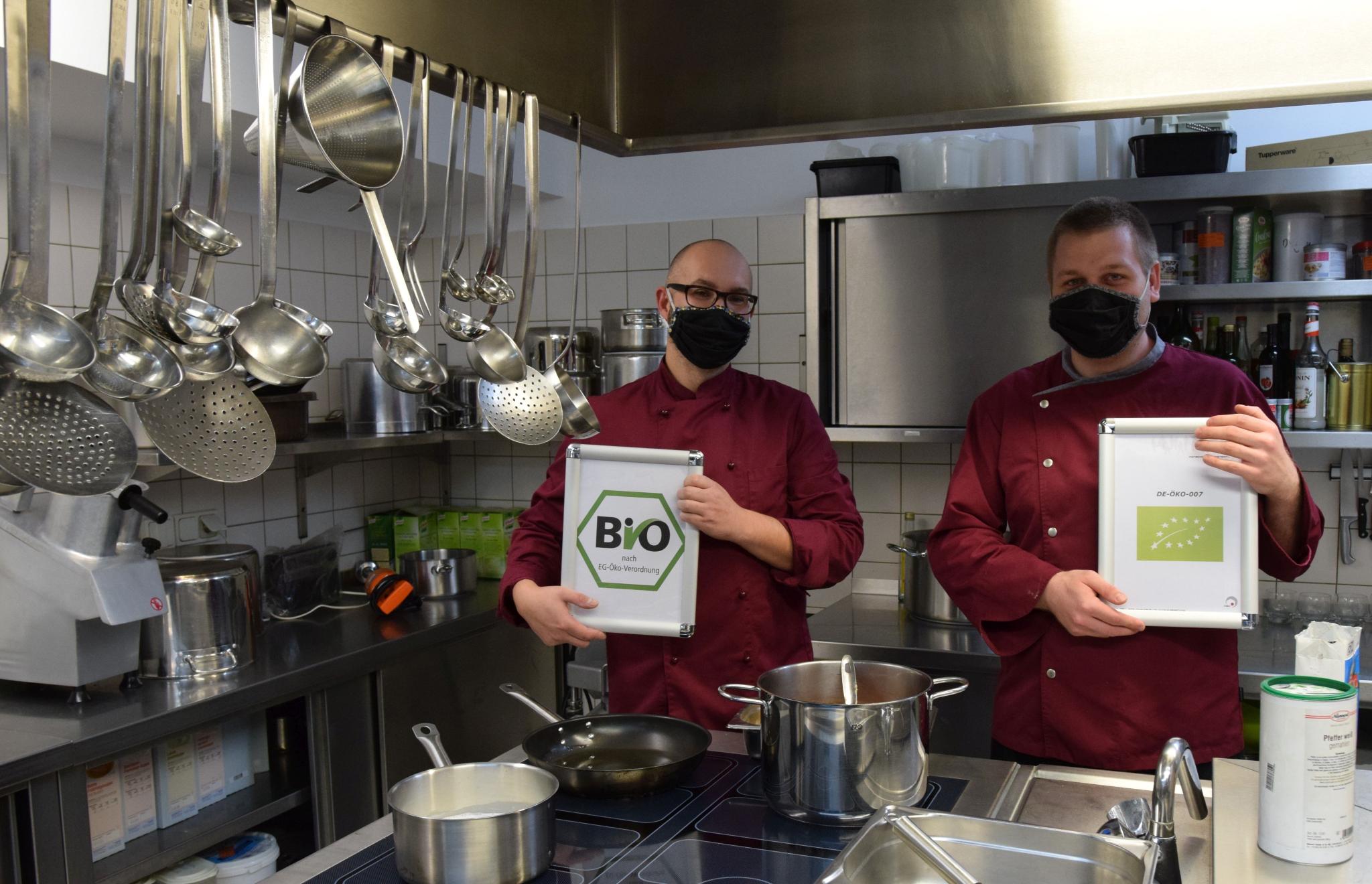 Das hätten wir geschafft: Küchenleiter Christoph Schian (l.) und Auszubildender Benjamin Leloup freuen sich über die Biozertifizierung des Nell-Breuning-Hauses.