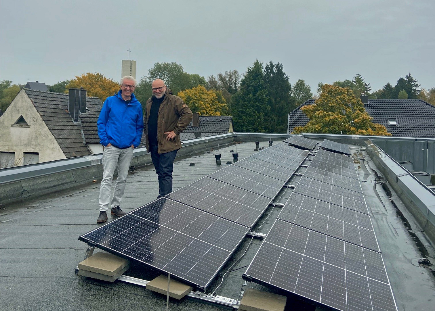 Manfred Körber und Oliver Bühl auf dem Dach mit den Solarpanelen (c) NBH