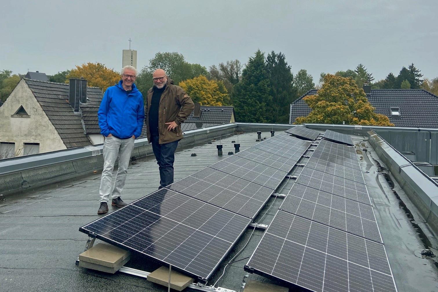 Manfred Körber und Oliver Bühl auf dem Dach mit den Solarpanelen