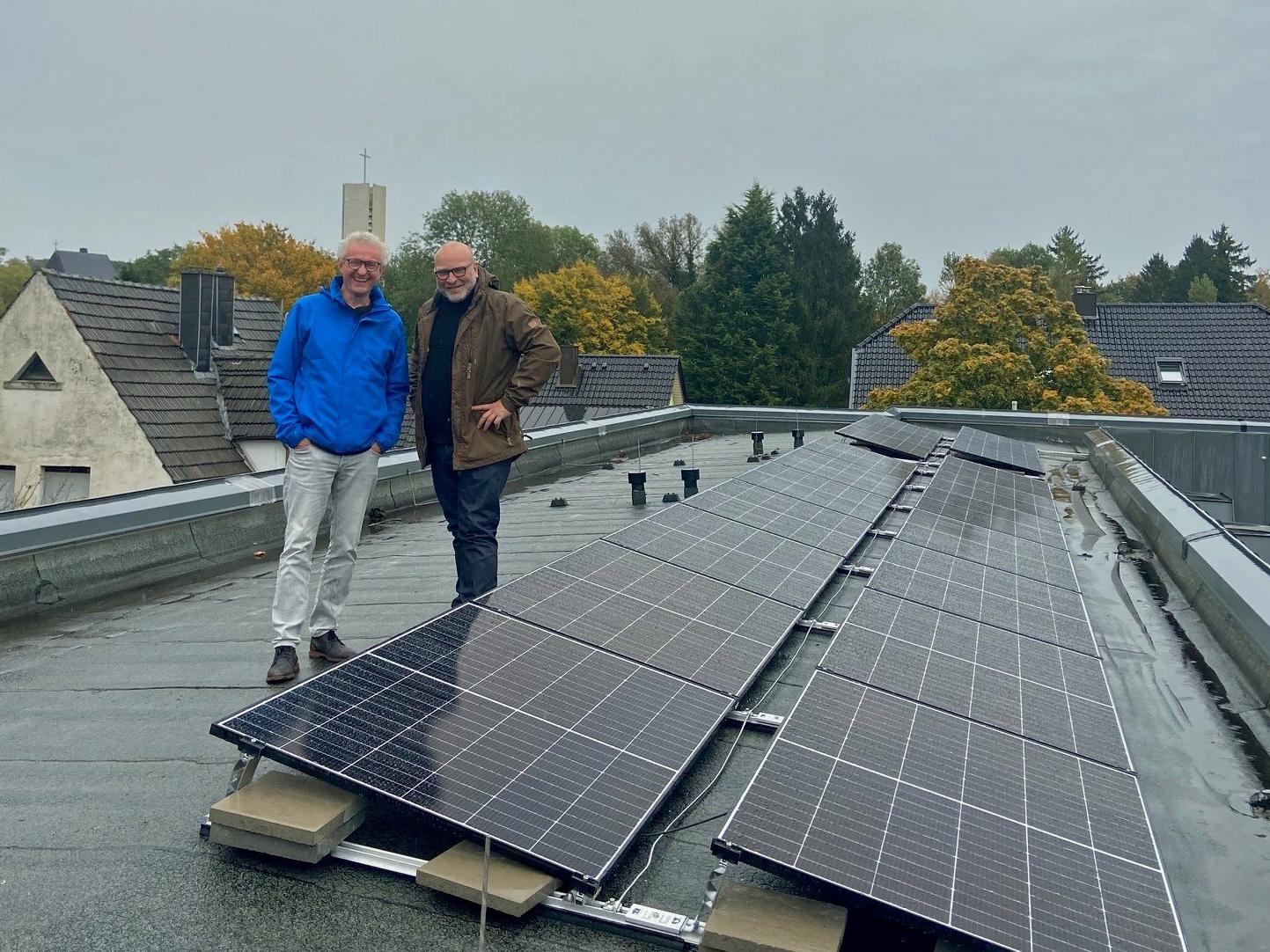 Manfred Körber und Oliver Bühl auf dem Dach mit den Solarpanelen