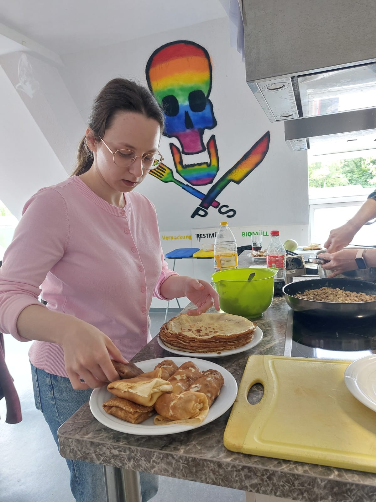 Es wird fleißig gekocht und gewerkelt. Die letzten Vorbereitungen für die offizielle Vorstellung der neuen digitalen Bewässerungsanlage laufen.