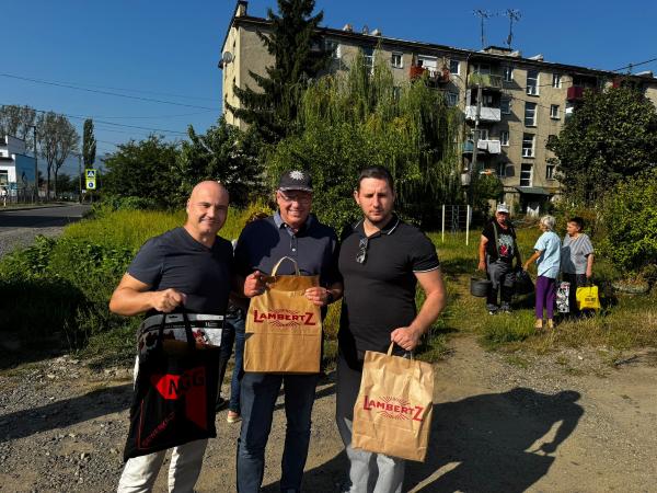 Menschen mit Tüten in der Hand.